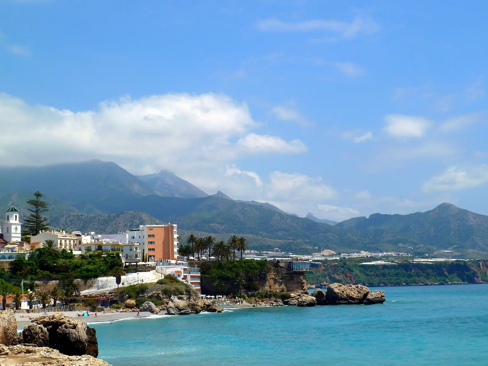 Kysten ved Balcón de Europa i Nerja, med fjellene bak